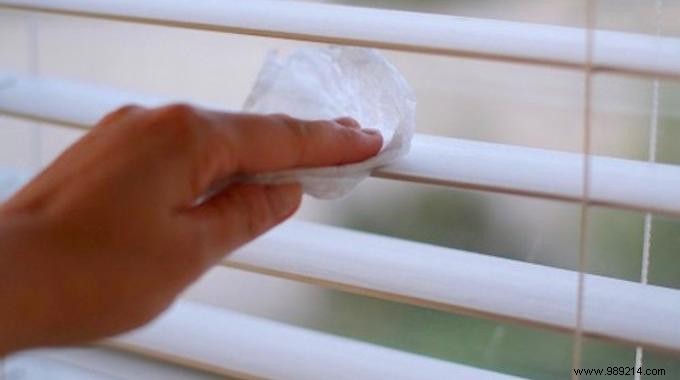 Effortless White Vinegar Trick for Spotless Blinds