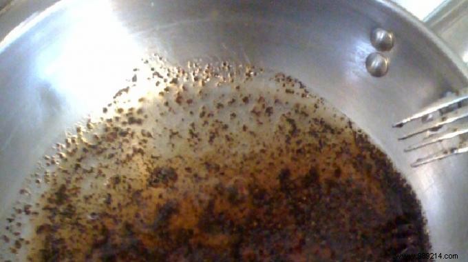 Eliminate Stubborn Pan Odors Naturally: The Coffee Grounds Cleaning Hack