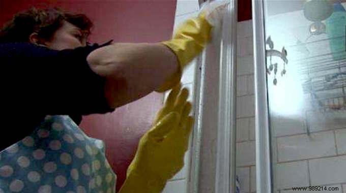 2 Proven Tips to Keep Shower Screens Spotless and Limescale-Free