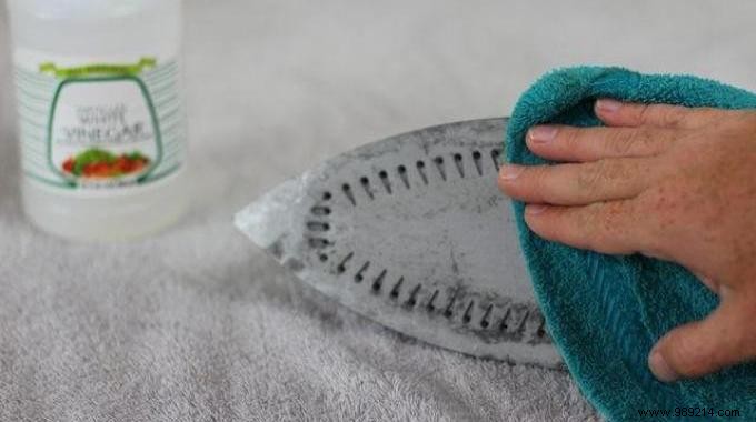 How to Clean Your Iron Soleplate with White Vinegar: Expert DIY Guide