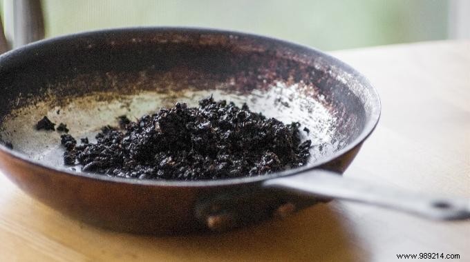 Effortlessly Degrease Your Pan with Coffee Grounds: A Proven Natural Hack