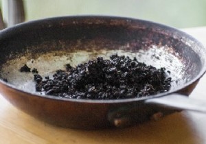 Effortlessly Degrease Your Pan with Coffee Grounds: A Proven Natural Hack