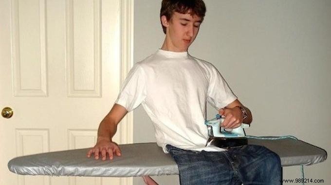 How to Iron Clothes Without an Iron: The Hot Pan Trick