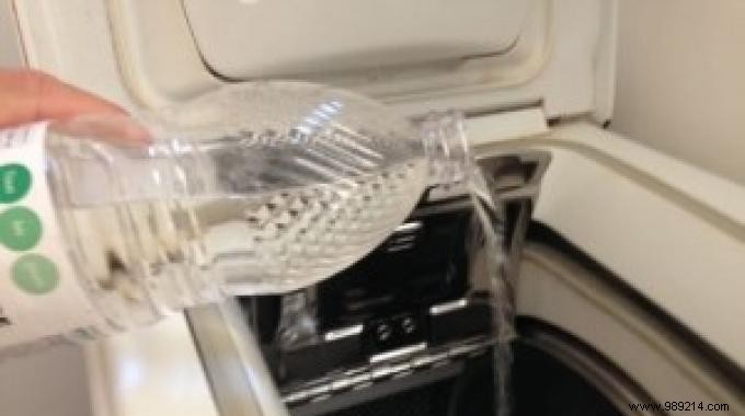 How to Easily Remove Limescale from Your Washing Machine with White Vinegar
