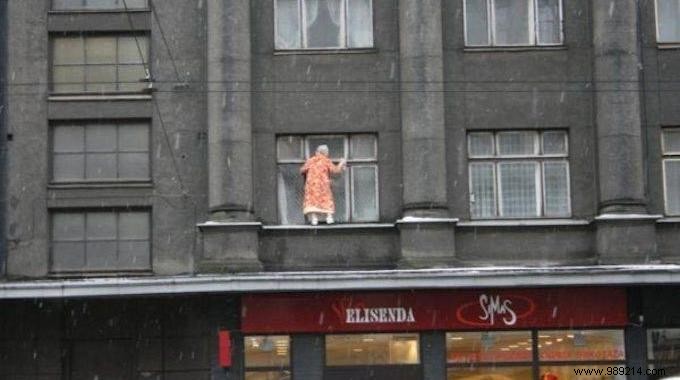 Streak-Free Window Cleaning: Proven White Vinegar Method No Chemicals Needed