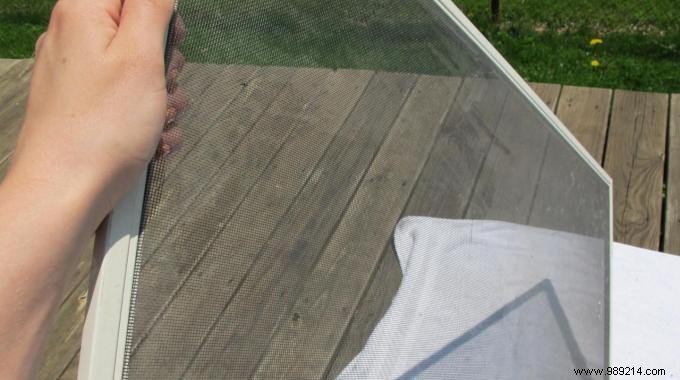 How to Clean Window Screens Easily with White Vinegar