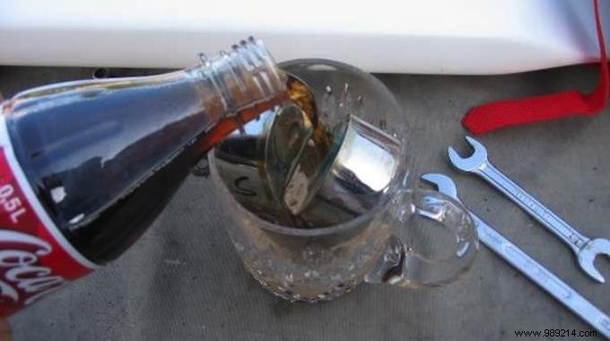 How to Easily Unscrew a Rusty Bolt with Coca-Cola: A Reliable DIY Hack