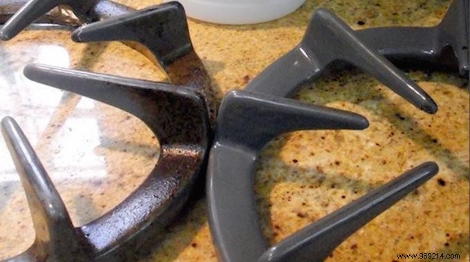 Effortless Ammonia Hack to Clean Gas Stove Grates Overnight – No Scrubbing Required