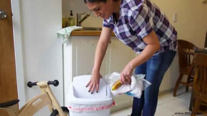 Simple White Vinegar Trick to Keep Your Trash Can Odor-Free