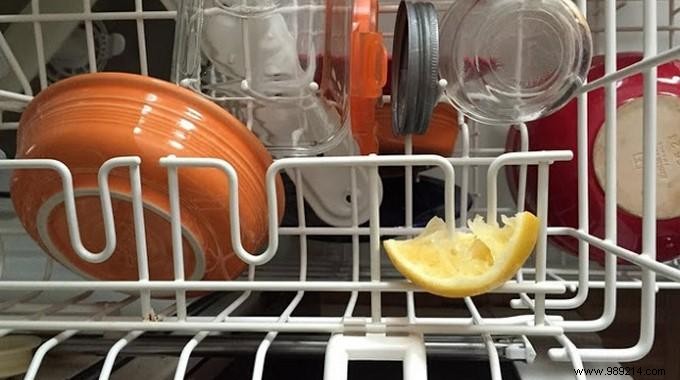 Eliminate Dishwasher Odors Naturally: The Simple Lemon Peel Trick