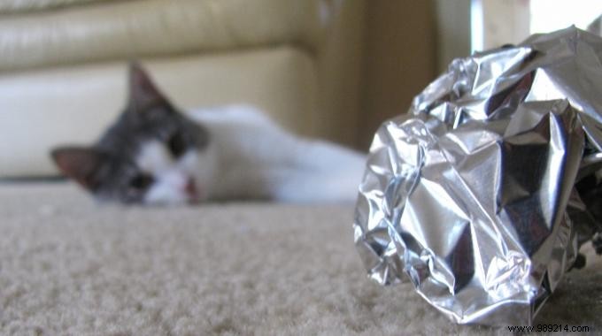Simple Built-In Trick to Keep Aluminum Foil Secure in Its Box