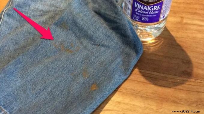 Effortless Mud Stain Removal: The Proven White Vinegar Sponge Method