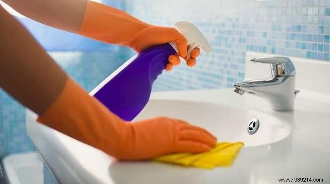 10 Proven Vinegar Hacks to Simplify Cleaning and Home Maintenance
