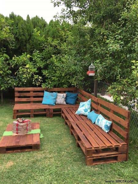 DIY Guide: Build a Stylish Wheeled Garden Sofa and Coffee Table from Wooden Pallets
