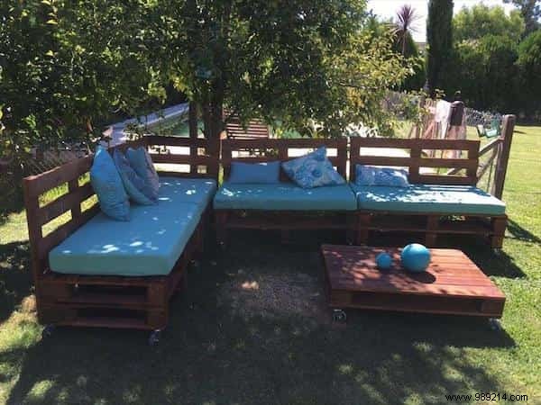 DIY Guide: Build a Stylish Wheeled Garden Sofa and Coffee Table from Wooden Pallets