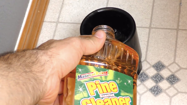 7 Natural Tips for a Spotless, Shiny Bathroom