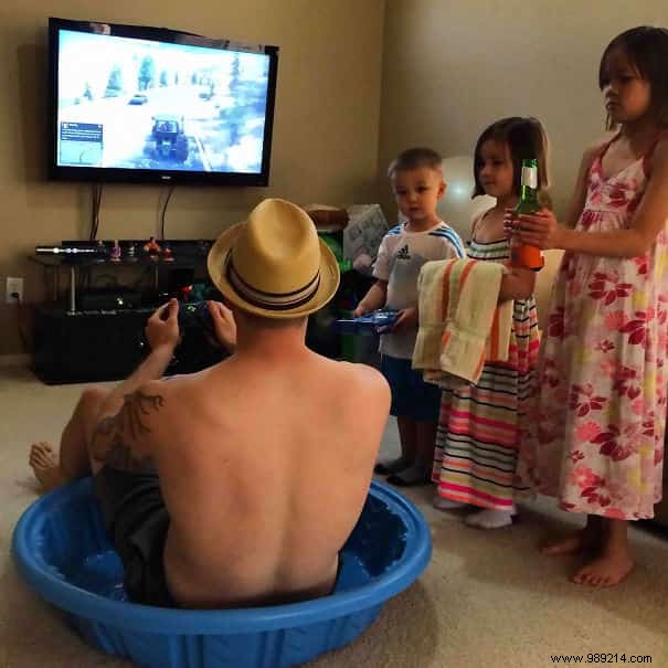 20 Hilarious Real-Life Photos of Dads Navigating Parenting Solo