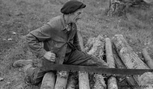 21 Vintage Photos Showcasing the Remarkable Resilience of Our Grandparents