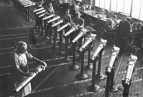 21 Vintage Photos Showcasing the Remarkable Resilience of Our Grandparents