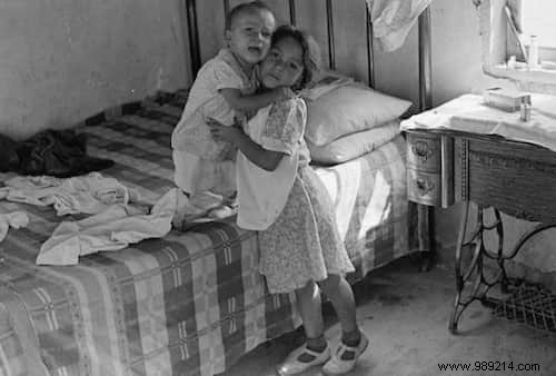 21 Vintage Photos Showcasing the Remarkable Resilience of Our Grandparents