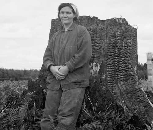 21 Vintage Photos Showcasing the Remarkable Resilience of Our Grandparents