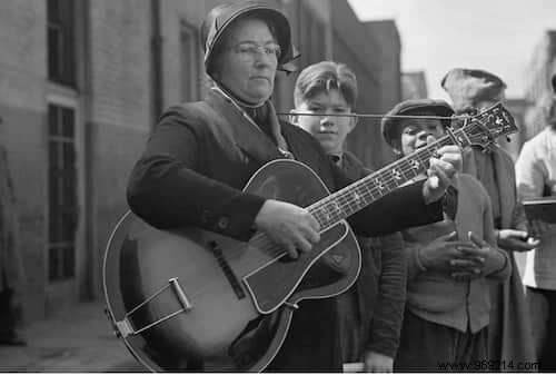 21 Vintage Photos Showcasing the Remarkable Resilience of Our Grandparents