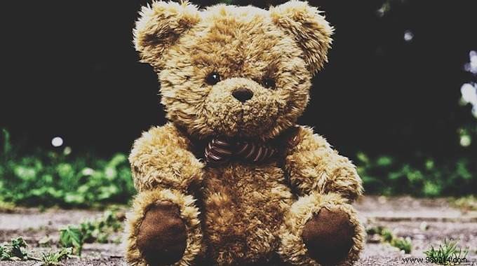 Clever Parenting Hack: Transform Stuffed Animals into a Whimsical Ceiling Mobile