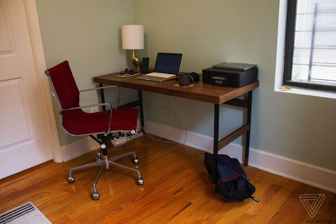 Inside Adi Robertson s Clutter-Free Home Office: What s on Your Desk?