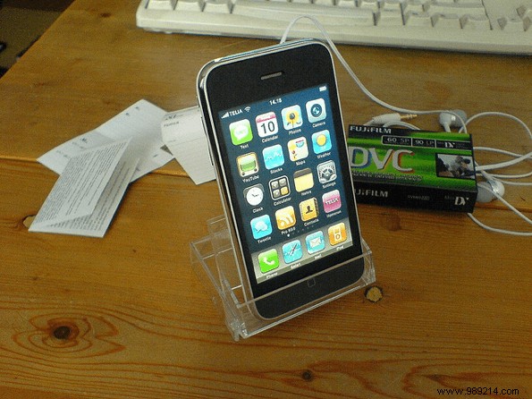 3 Easy DIY Smartphone Stands Using Household Items