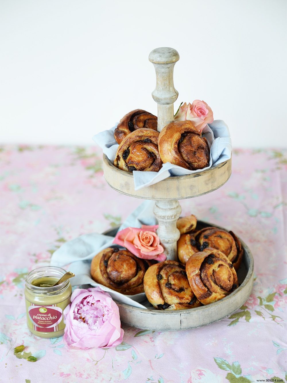 Irresistible Cinnamon Rolls with Pistachio Cream: A Mediterranean Twist