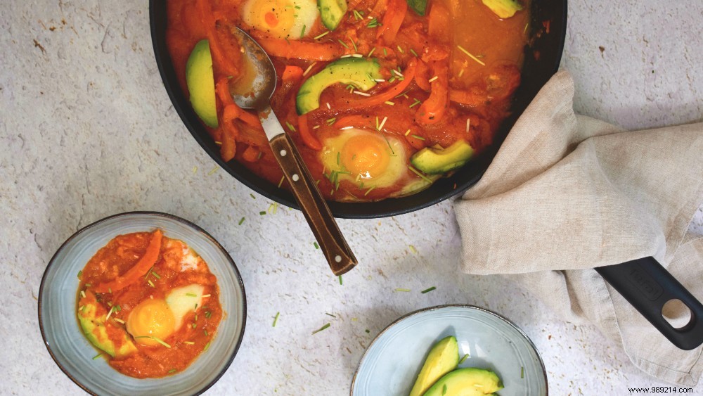 Authentic Shakshuka with Orange Vegetables: Vibrant Middle Eastern Recipe for 4