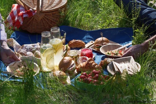 Delicious Picnic Snacks: Easy Recipes and Essential Packing Tips
