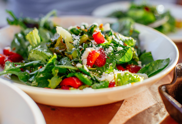 6 Refreshing Summer Salads Under 350 Calories – Expert-Approved Light Recipes