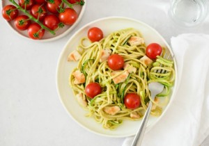 Quick Zucchini Spaghetti with Pesto Chicken and Honeytomatoes®