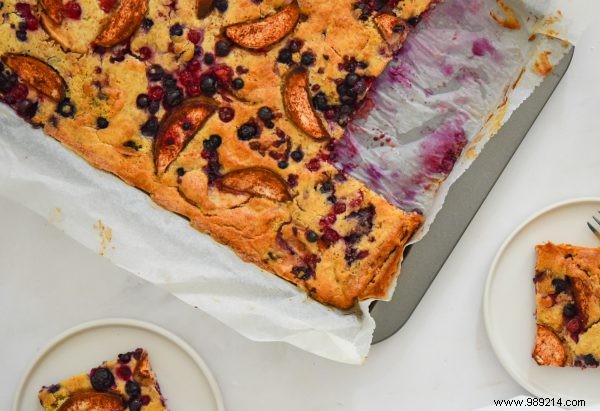 Heart-Healthy Yogurt Plate Cake with Apples and Summer Berries