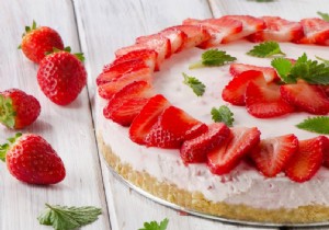 Low-Carb Strawberry Cream Pie Recipe with Coconut Crust