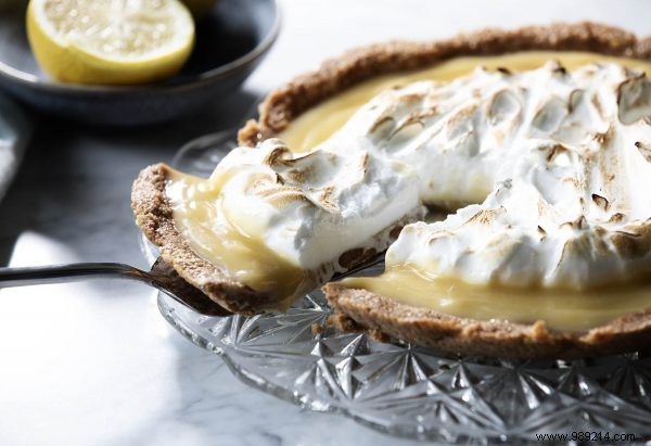 Irresistible Limoncello Meringue Cake: Zesty Citrus and Crunchy Amaretti Bliss