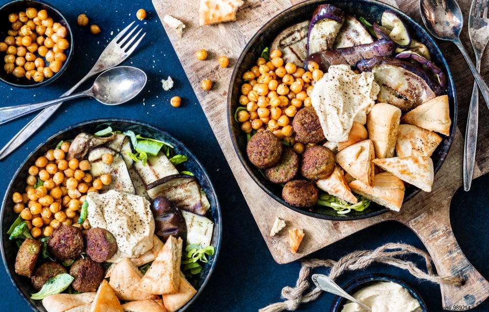 Quick & Super Healthy Skinny Six Hummus Bowl from Chickslovefood