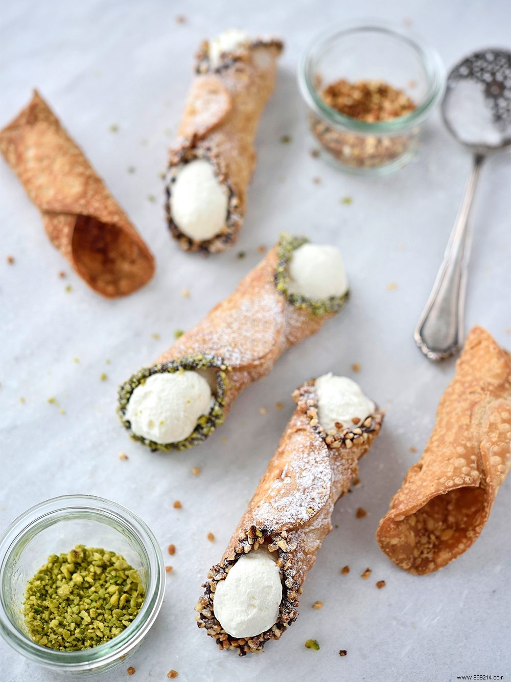 Authentic Sicilian Cannoli Recipe: Crispy Shells with Pistachio-Hazelnut Crunch