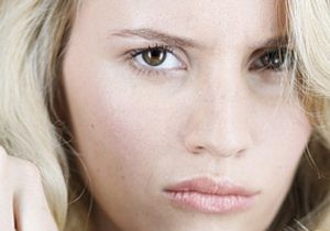 Expert Tips: Smooth Frizzy Ends on Fine Curly Hair Without Thinning from Flat Irons