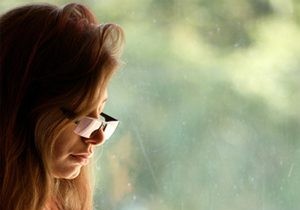 When Do You Need Reading Glasses? Expert Signs After Age 40