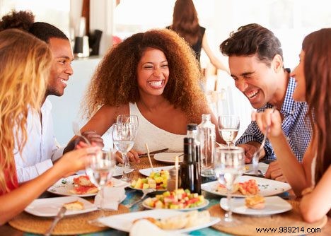 How Dining with Light Eaters Naturally Curbs Your Appetite