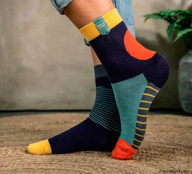 Alzheimer Socks: Mismatched Designs Symbolize Dementia and Fund Research