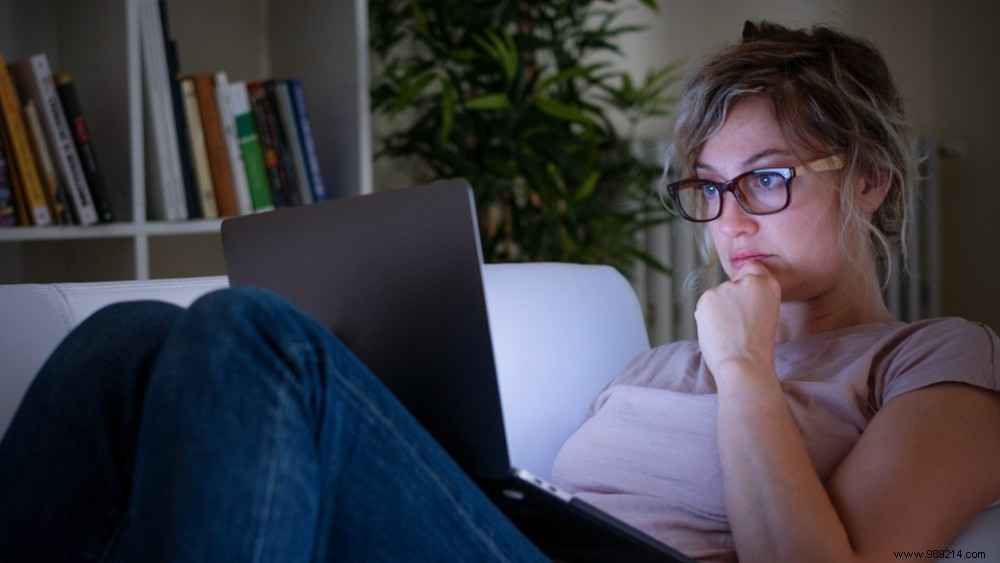 How Blue Light from Screens Affects Your Skin: Insights from Dermatology Expert Jetske Ultee