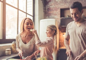 5 Proven Tips to Stick to Healthy Eating When Your Family and Friends Aren t