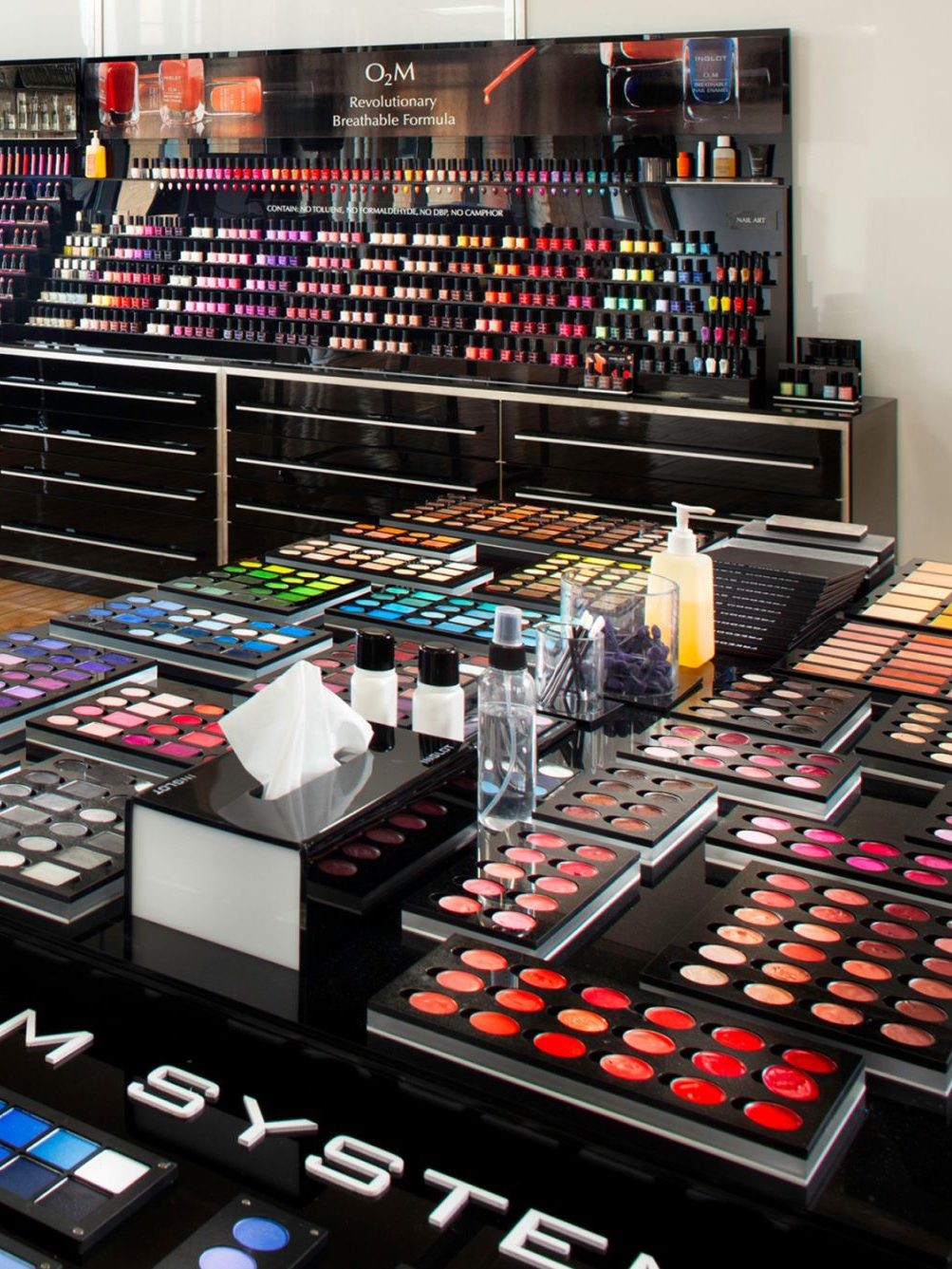 Inglot Cosmetics Pop-Up Store Opens in Rotterdam: 400 Nail Polish Shades, Expert Tips & Opening Deals