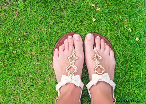 6 Expert Steps to Perfectly Groomed Feet for Sandal Season