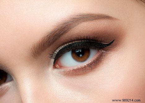 Expert Tips for Achieving a Flawless Clean Eyeliner Line