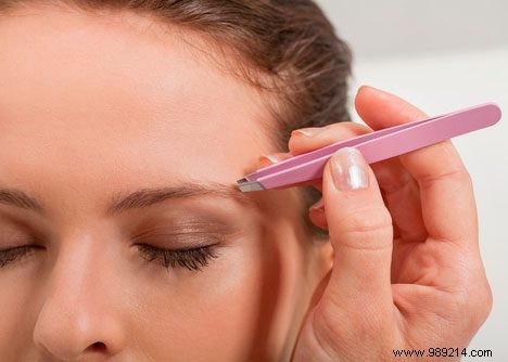 4 Proven Tips to Make Eyebrow Plucking Less Painful