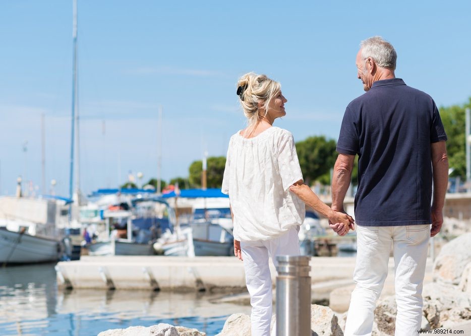 Do Men or Women Develop Wrinkles First? Insights from Recent Research